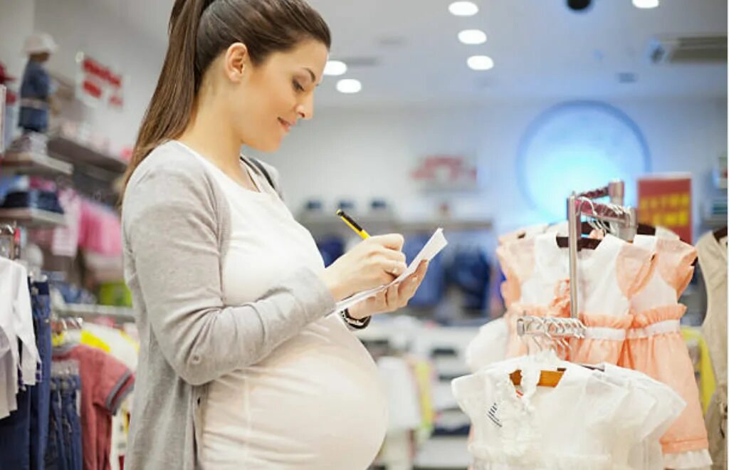 Что нужно будущей маме. Вещи для беременных. Беременные в магазине. Одежда для беременных женщин.