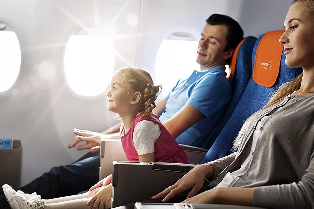 Путешествие на самолете для детей. Ребенок пассажир. Пассажиры с детьми в самолете. Самолет с пассажиром. Самолеты для 1 ребенка