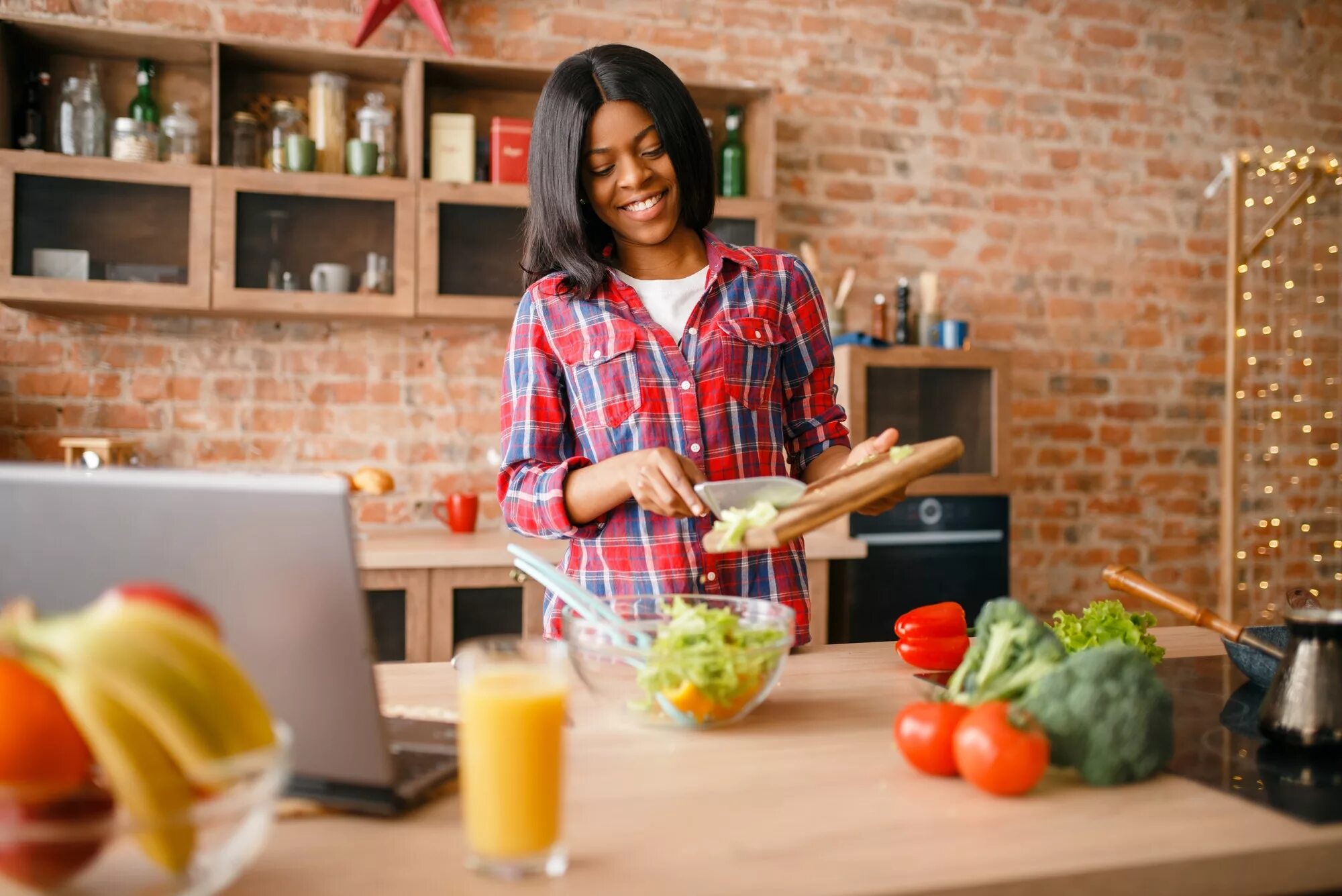 Kate to cook. Чернокожая женщина на кухне. Домохозяйка готовит. Женщина готовит тефтели на кухне. Мулатка готовит на кухне.