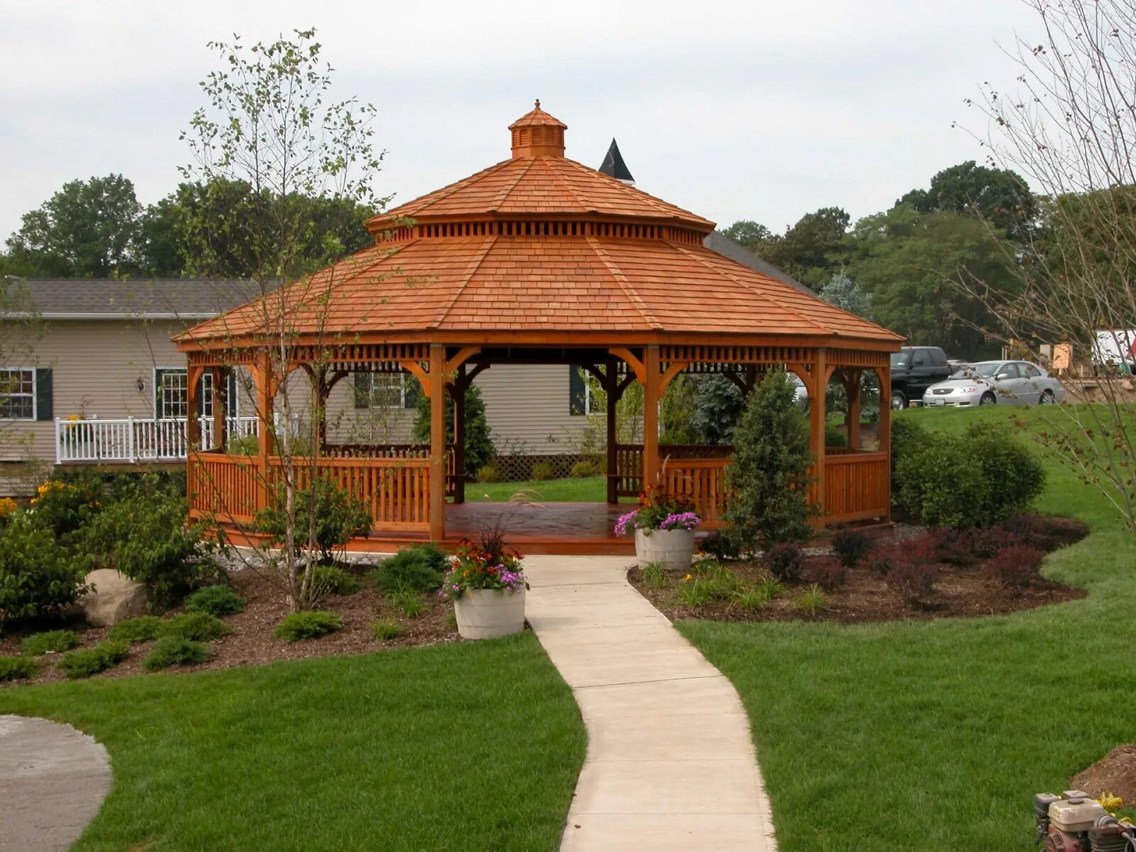 Клевые беседки. Wooden Gazebo беседки. Беседка брусовая Gazebos. Беседка газебо современная. Беседка с вальмовой крышей.