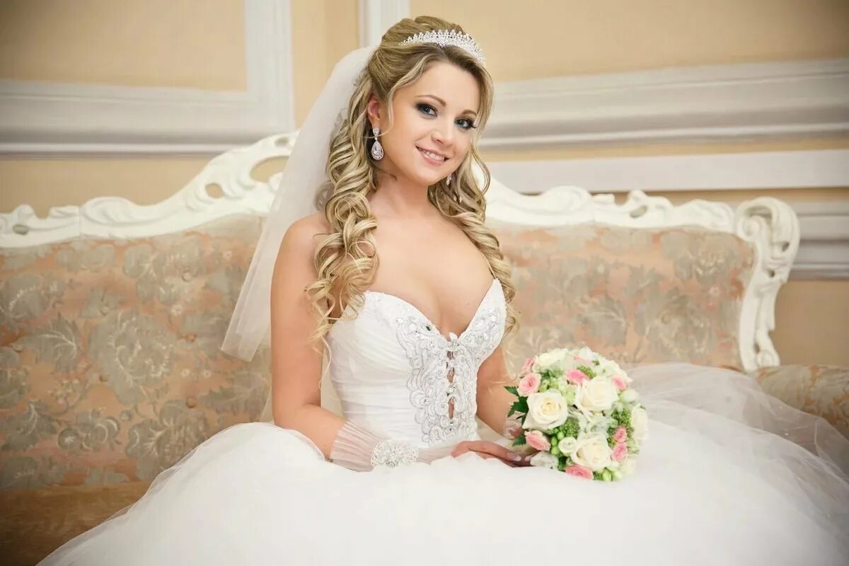 Красивая русская невеста. Диадема с фатой для невесты. Свадебные прически. Свадебные прически с фатой. Прически на свадьбу с диадемой и фатой.