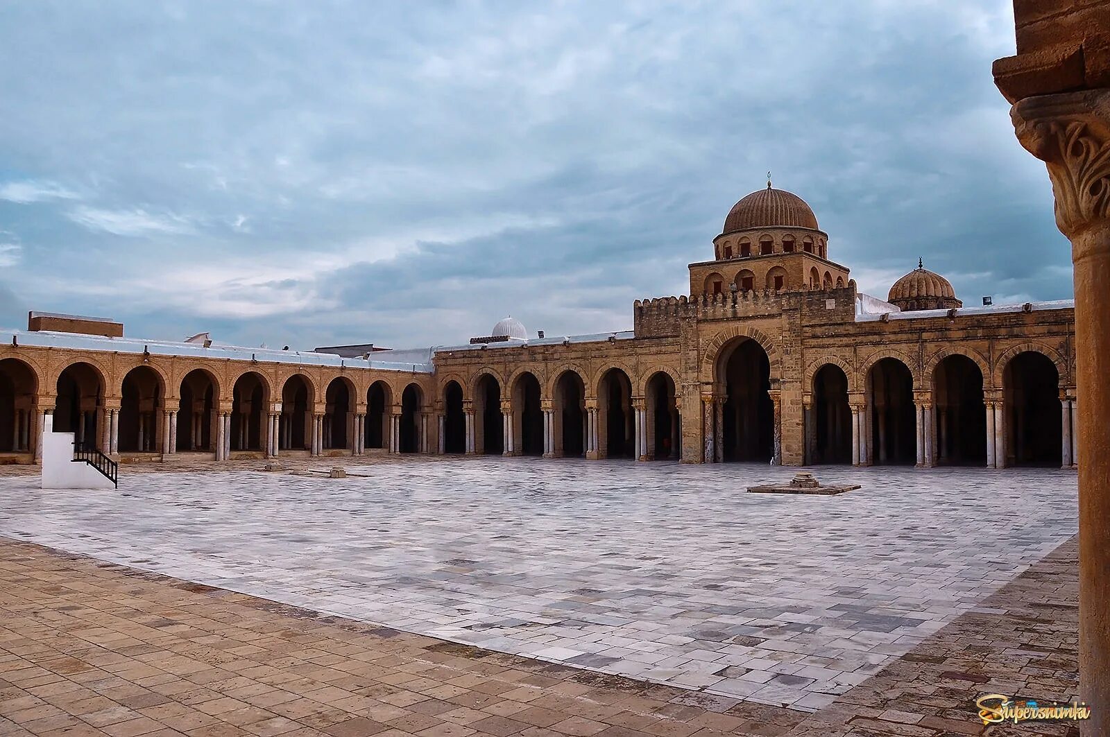 Минарет мечети в кайруане. Мечеть аз-зайтуна тунис. Великая мечеть (большая мечеть) тунис. Тунис кайруан мечеть сиди окба. Мечеть в кайруане в тунисе.
