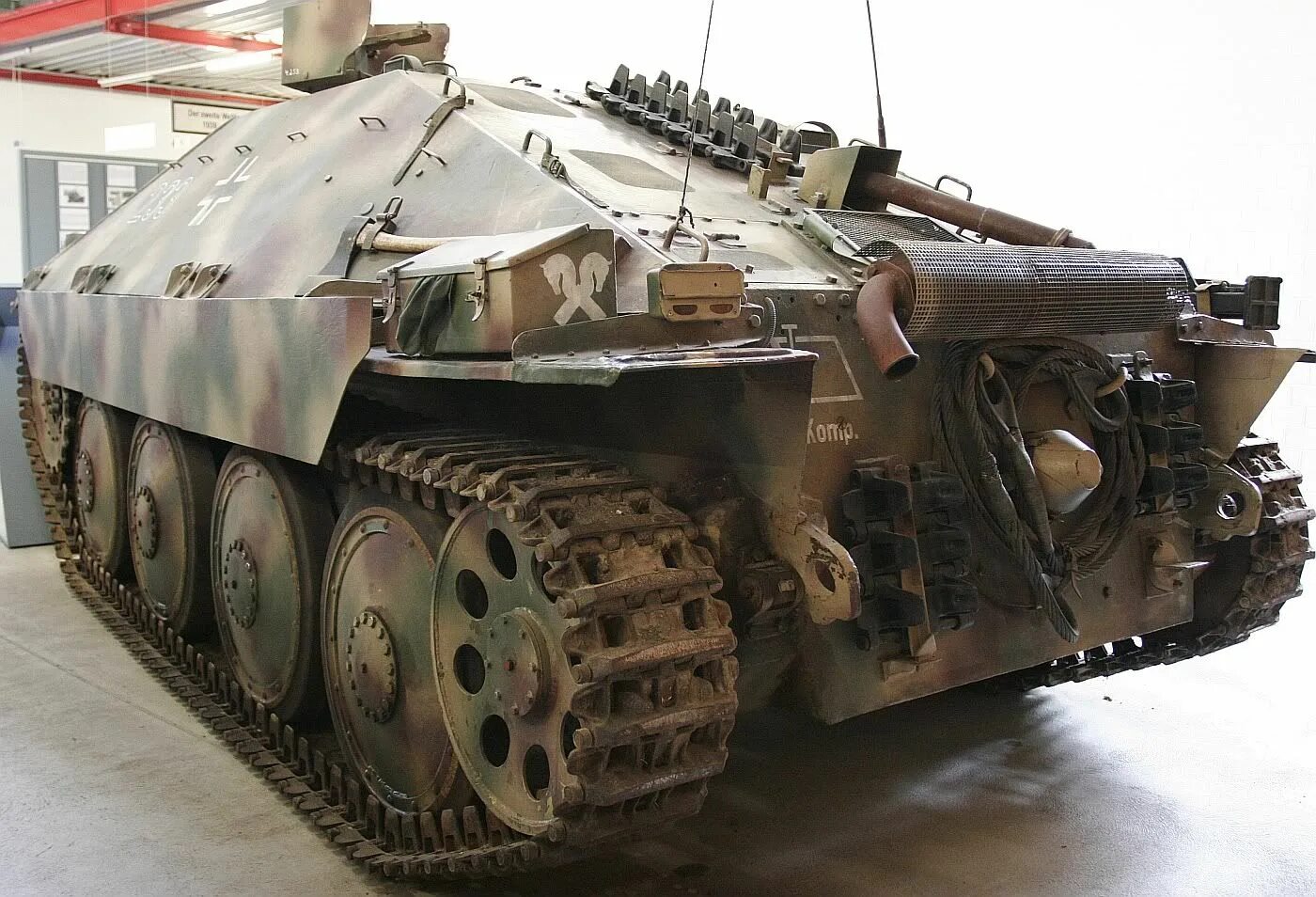 Jagdpanzer 38. Немецкая самоходка Хетцер. Jagdpanzer 38(t) «Хетцер». Танк Хетцер вторая мировая. Хетзер