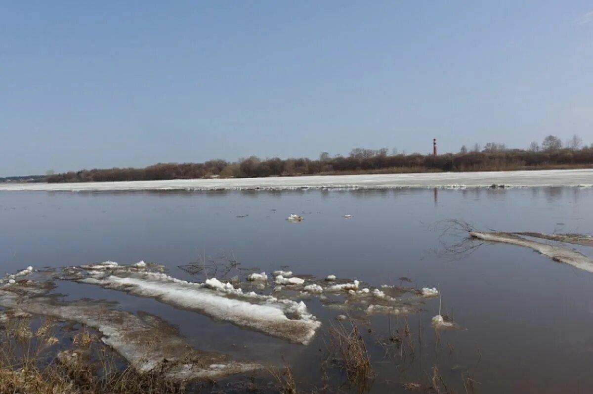 Уровень вятки у кирова. Река Вятка ледоход Кировской области. Уровень реки Вятка 2022. Уровень воды в Вятке Киров. Половодье на Вятке.