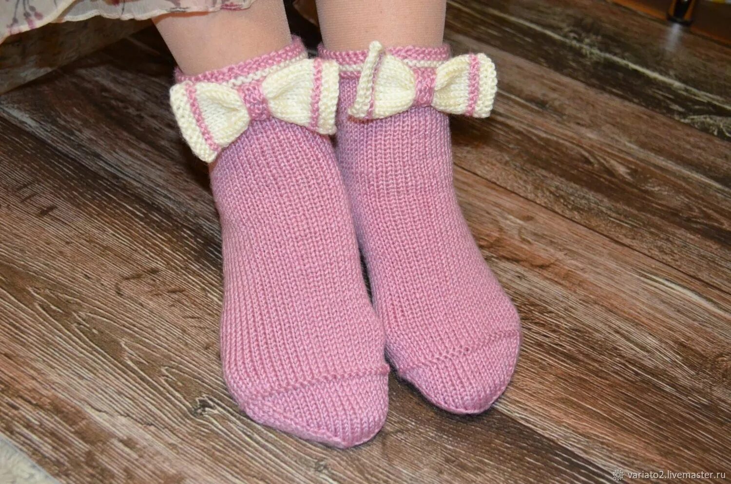 Носочках ребенок связать. Детские вязаные носочки. Оригинальные вязаные носки. Вязаные носки для малышей. Носки спицами красивые.
