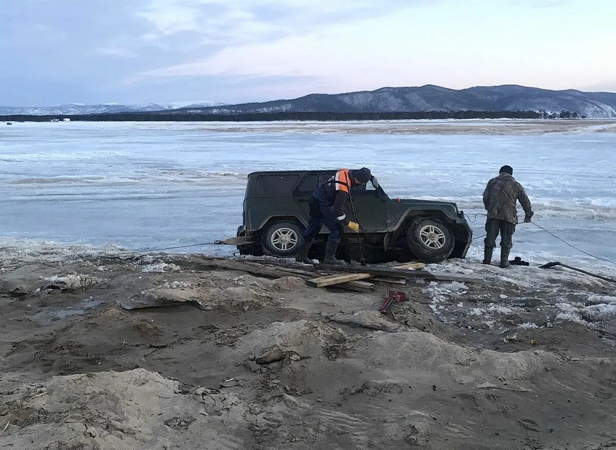 Уаз бурятия. Авария в Баргузинском районе. УАЗ Хантер провалился под лед. ЧП Баргузин. Спасатели Байкальского ПСО на реке Баргузин.