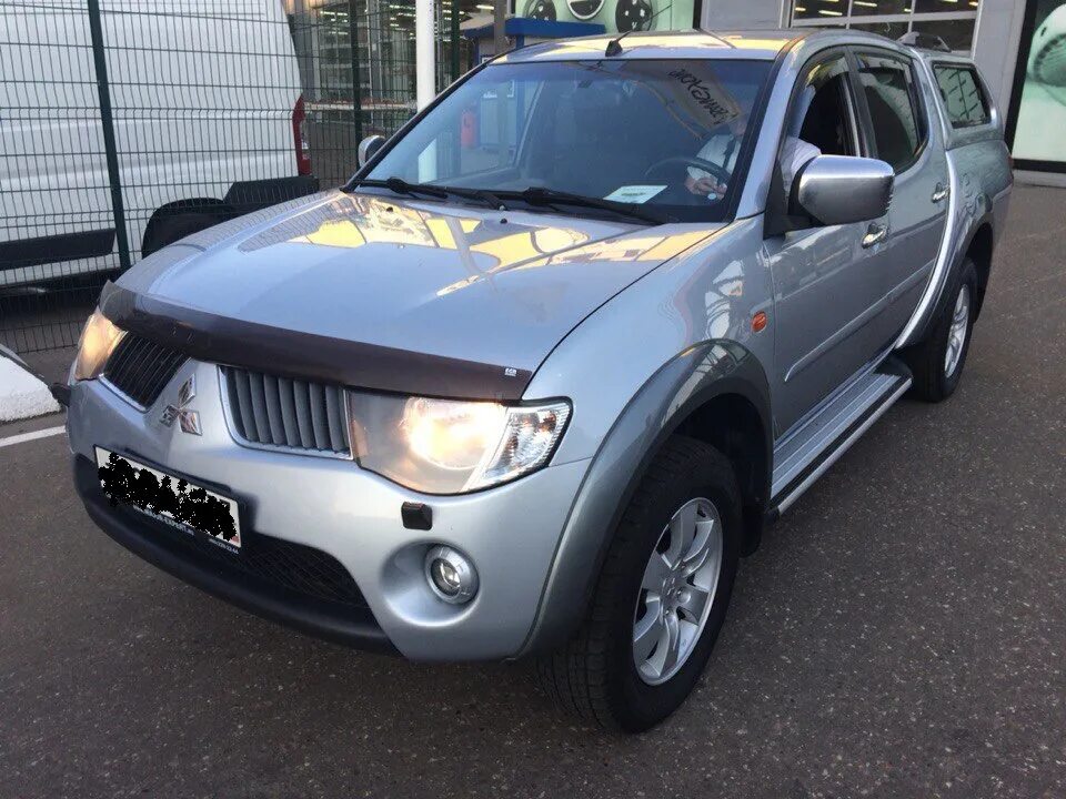 Mitsubishi l200 2008. Митсубиси л200 2008. Мицубиси l200 дополнительный свет. L200 тюнинг. L200 2008 тюнинг.