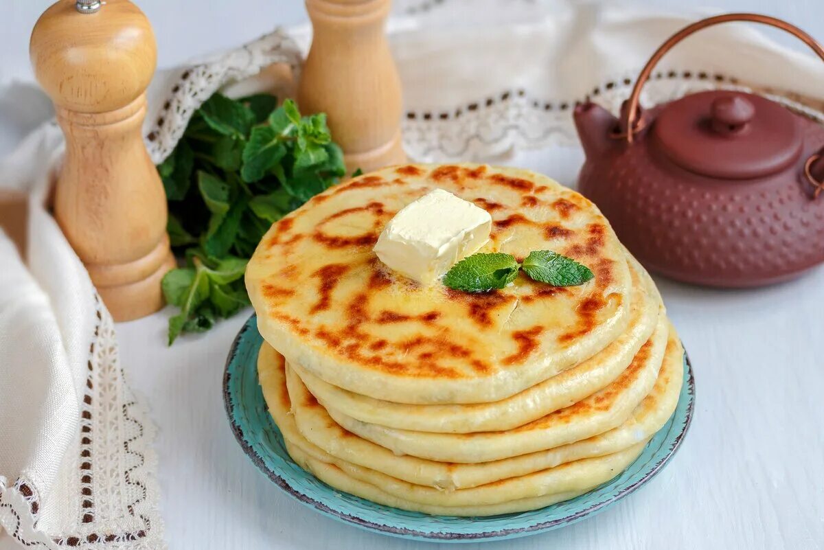 Лепешка на кефире с сыром и зеленью. Сырная лепешка. лепешки на завтрак. лепёшки с брынзой на сковороде. сырные лепёшки на кефире на сковороде.