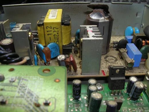 сгорел ресивер. сгорел ресивер. ресивер внутри телевизора. мультиварки скарлет sc 410 термопредохранитель. сгоревшая плата телевизора.