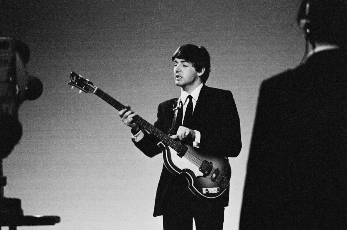 Гитара пола маккартни. Пол маккартни. пол маккартни молодой. mccartney beatles. пол маккартни с гитарой.