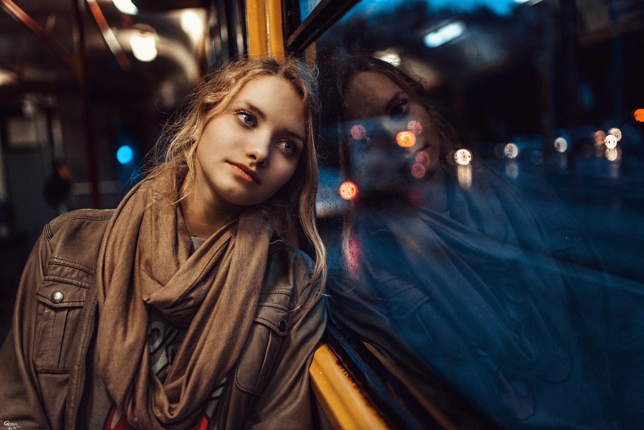 Reflection woman. Ночная фотосессия в городе. Девушка в трамвае. Портретная съемка в городе. Фотосессия в трамвае.