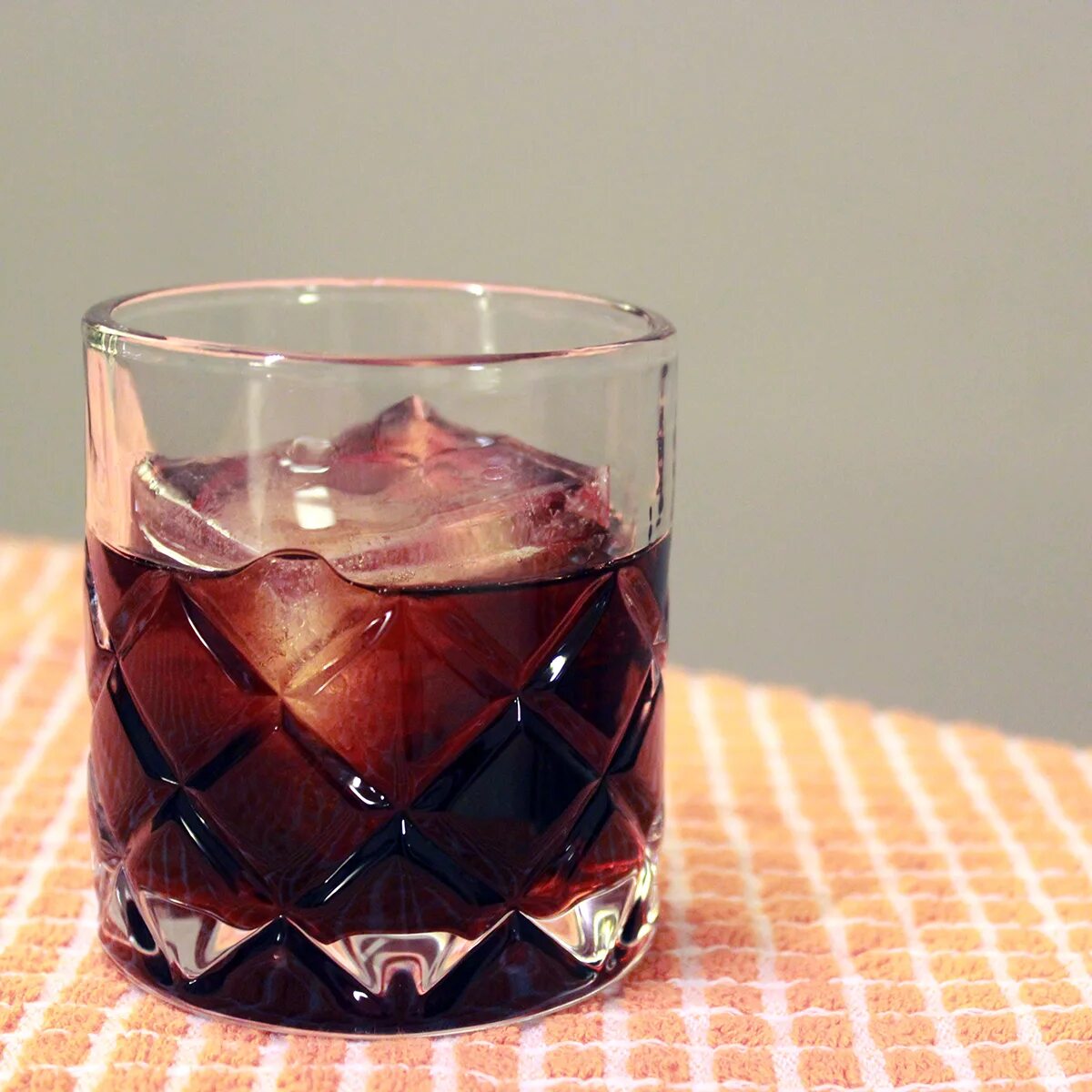 Black cocktail. Black Russian коктейль. Шот черный русский. Белый русский и черный русский. Чёрный русскийкоктель.