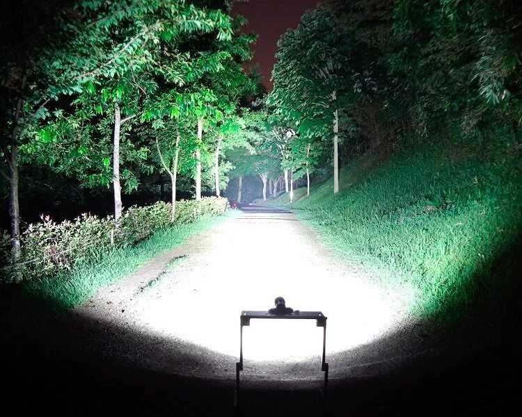 фонарь на 1000 метров. дальность освещения фонаря. фонарик в темноте. дальность освещения фонаря. фонарик светит.