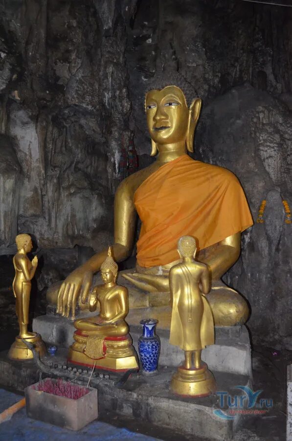 Пещеры будды. Пещера Будды Тайланд. Пещера Будды Амитаюса. Будда в пещере. Огромный золотой Будда в пещере.
