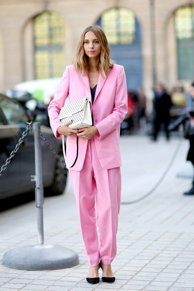 Розовая женская. Розовый пиджак резервед. Розовый костюм. Розовый брючный костюм женский. Одежда в розовых тонах.