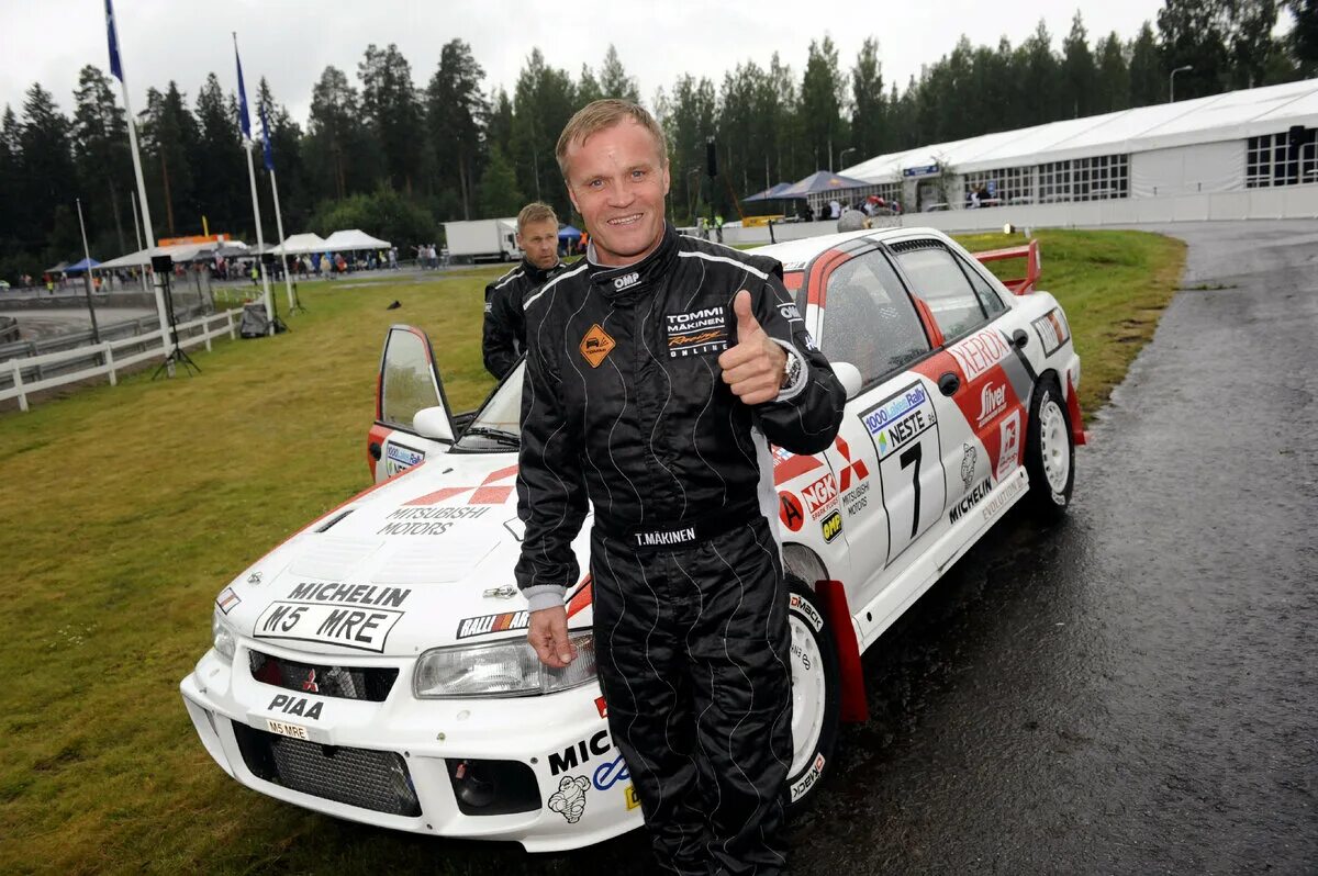Томми мякинен 2022. Mitsubishi evolution 6 rally. Лансер эволюшн гонщик. Томми мякинен митсубиси. Томми мякинен 1996.
