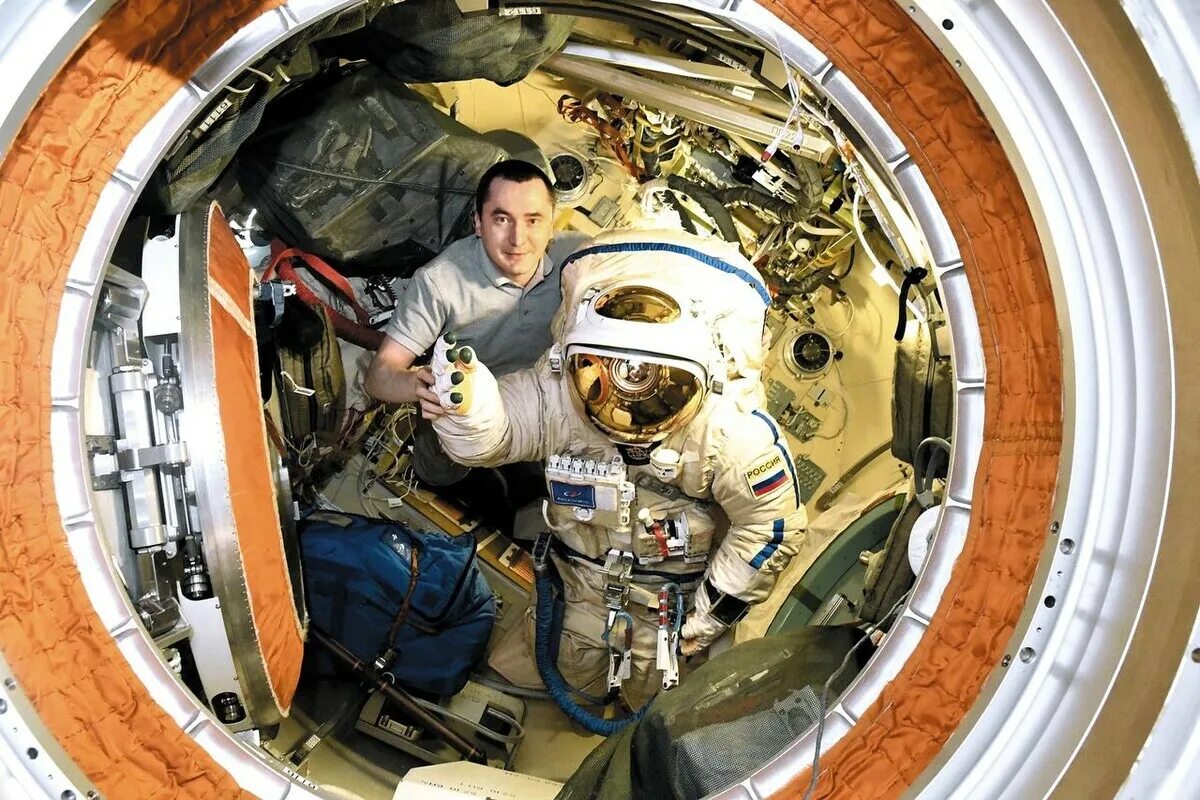 Первый длительный космический полет. Роскосмос Дубров. Русские космонавты.