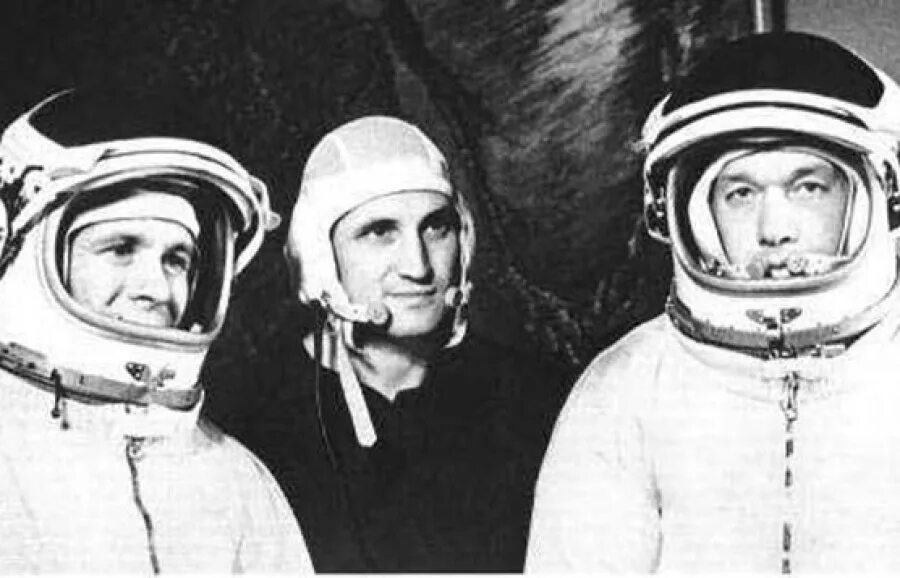 полет в космос сша первые. экспериментальный полет союз аполлон 1975. бомбардировка лондона фау 2. союз аполлон 15 июля 1975. полет в космос сша первые.