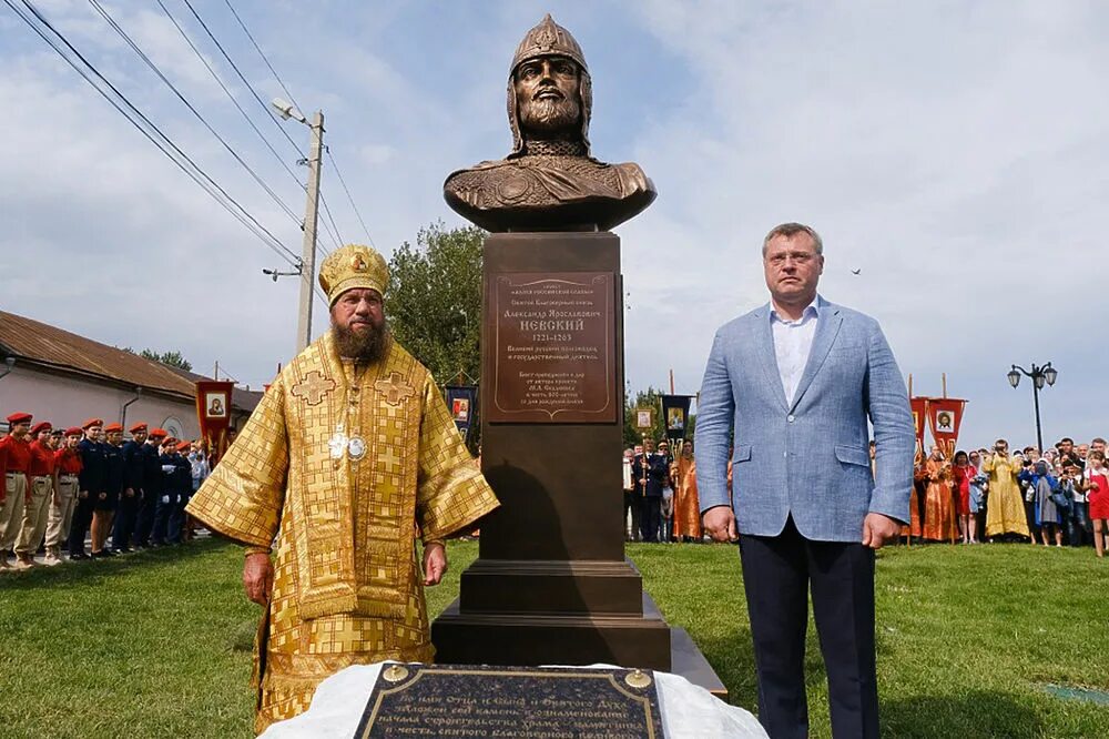 Александров открытие памятника. Памятник Невскому в Астрахани. Памятник Александру Невскому в Астрахани.