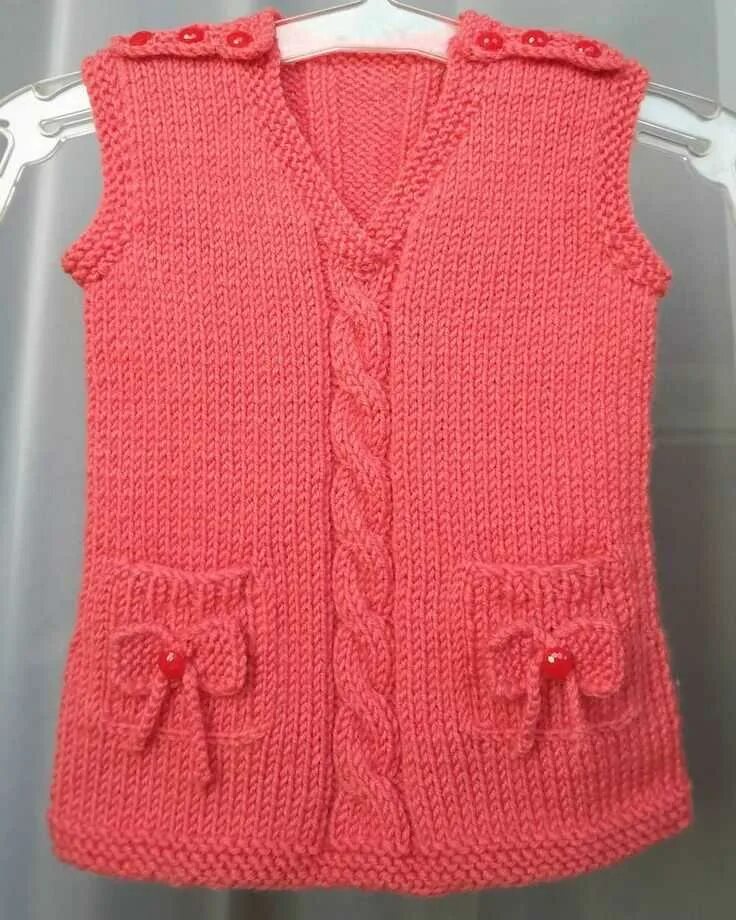 Вязаный детский жилет для девочки. Жилетка детская на спицах на год. Жилетка детская на спицах на год. Вязаные детские жилетки для девочек. Жилетка детская на спицах на год.