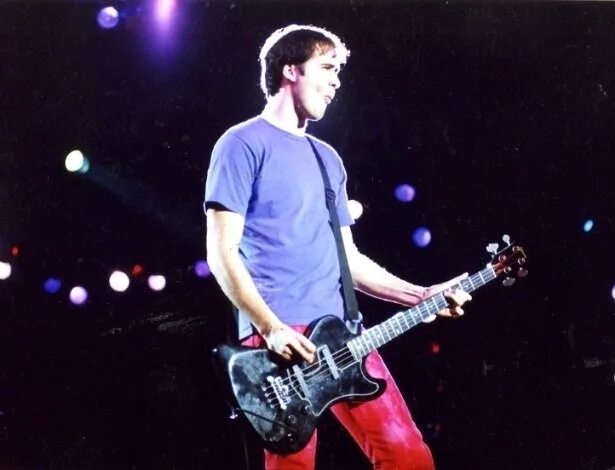 Бас гитарист нирваны 9 букв. Бас гитара криса новоселича. krist novoselic 1993. крист новоселич с гитарой. крист новоселич на сцене.