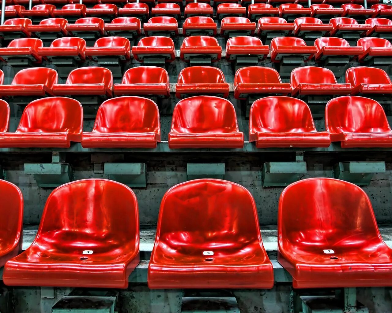 Сижу на стадионе. Сиденья на стадионе. Трибуны стадиона. Сиденье для трибуны. Сиденья для зрителей на стадионе.