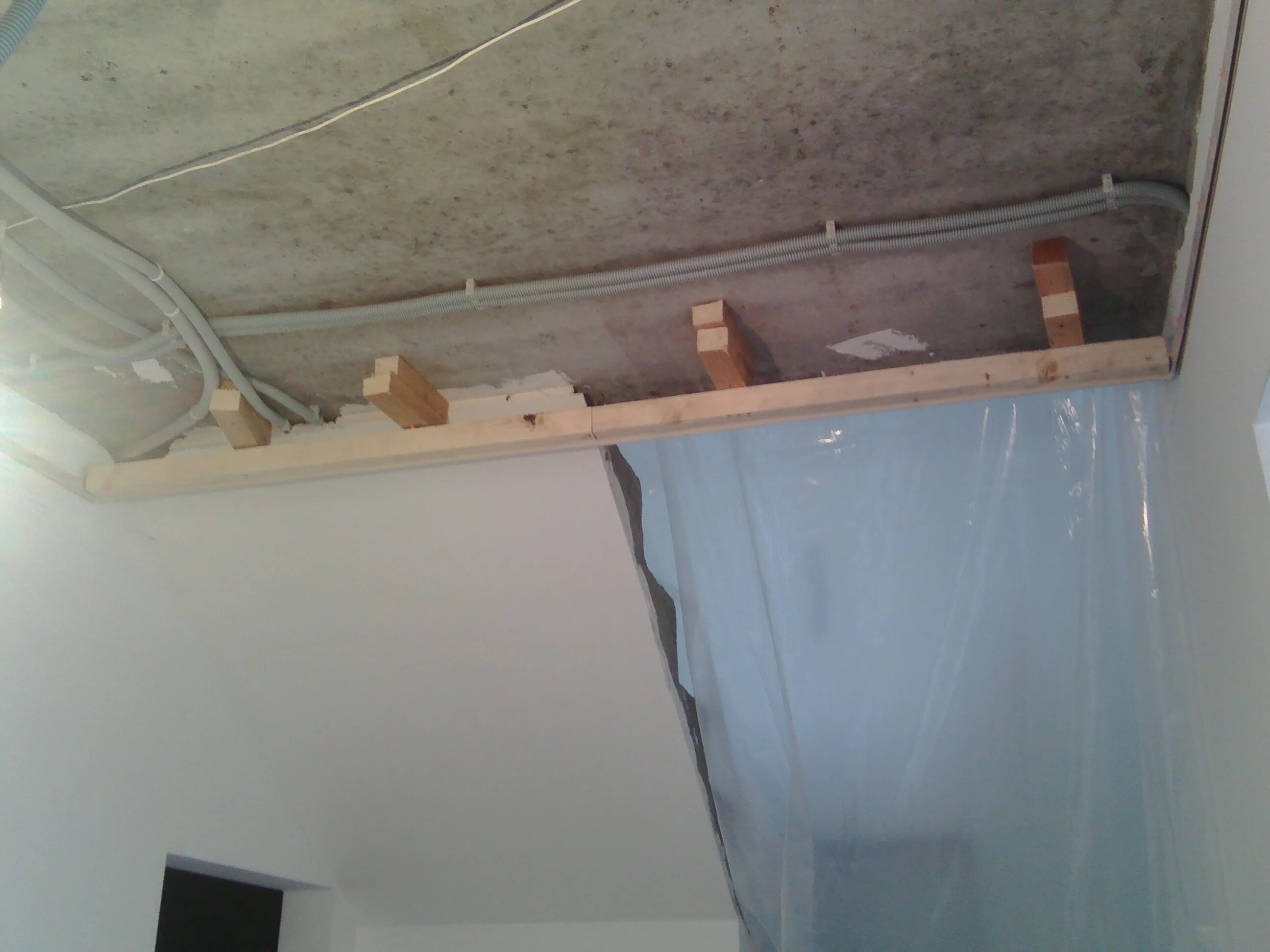 Можно ли в ванной делать натяжные потолки. Опускание натяжного потолка. Подвесной потолок высота опускания. Распорки от потолка натяжной. Высота от потолка до натяжного потолка.