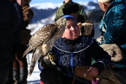 Ұзын, өткір, қызыл тырнақтар