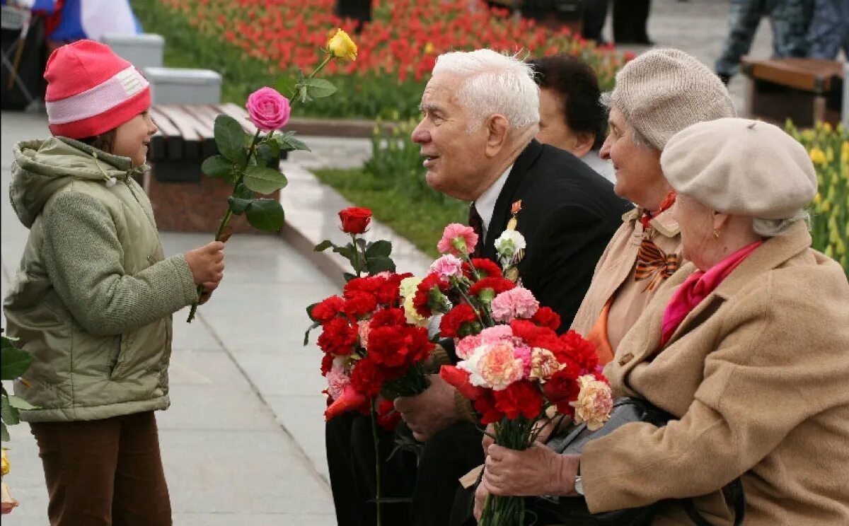 В знак памяти и уважения. Цветы ветеранам. Уважение к старшему поколению. Уважение к пожилым людям. День Победы старики.