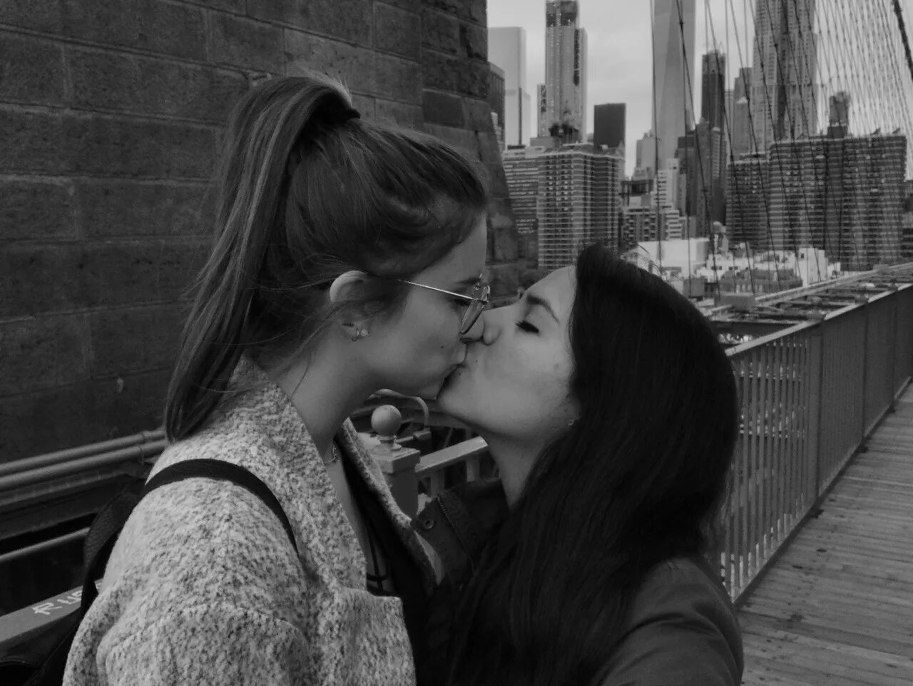 Lesbian spaces. Поцелуй девушек. Девушки целуются. Поцелуй девушки с девушкой. Поцелуй двух девушек.