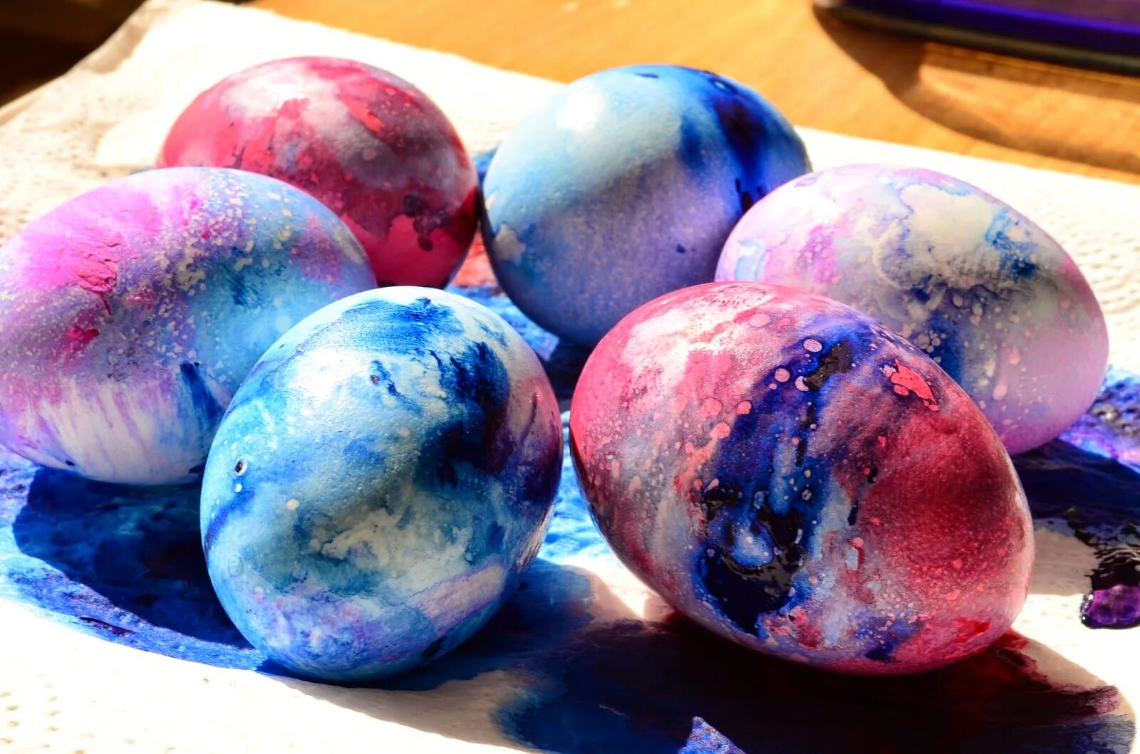 Можно красить яйца красками. Красим яйца. Окрашивание яиц. Необычное окрашивание яиц к Пасхе. Крашеные яйца на Пасху.