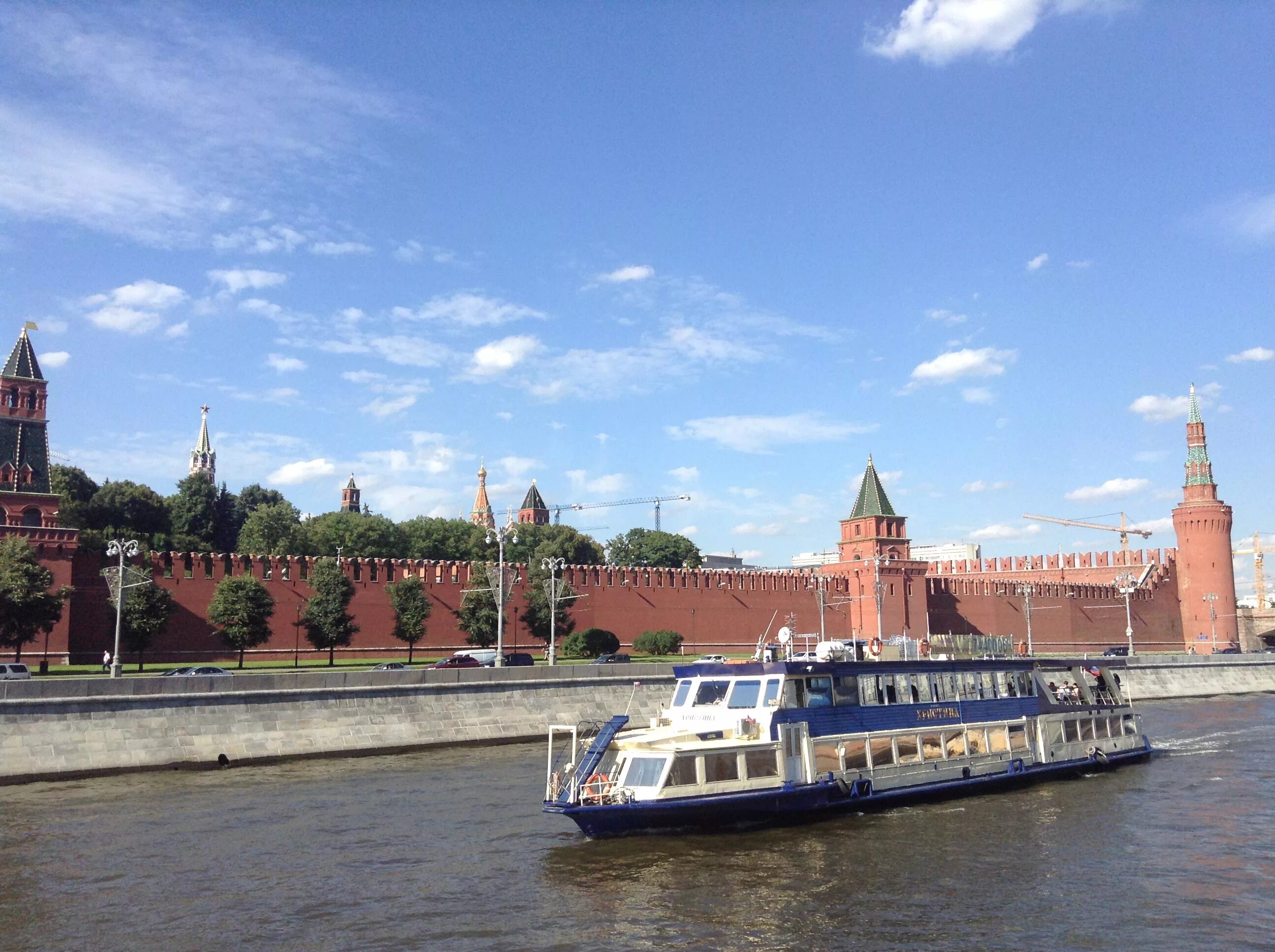 Речные экскурсии по москве реке. Экскурсия на речном трамвайчике Москва. Экскурсии по Москве-реке на теплоходе. Прогулка по Москва-реке на речном трамвайчике. Теплоход Москва река.