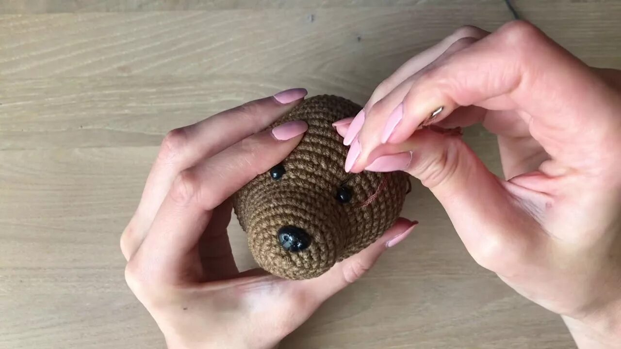 утяжка мордочки вязаной. как сделать утяжку глаз игрушке. утяжка глаз вязаной куклы. утяжка глазок. как сделать утяжку глаз игрушке.