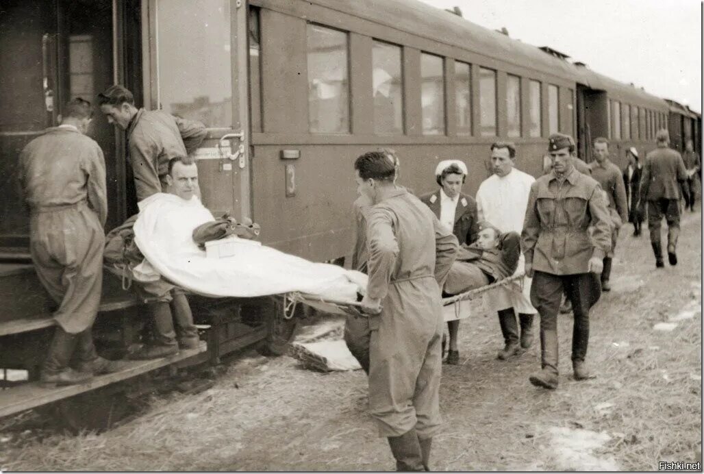 Гибло это. Санитарный поезд в годы Великой Отечественной войны 1941-1945. Санитарные поезда в годы войны 1941-1945. Санитарный поезд в годы Великой Отечественной войны. Сочи город госпиталь в годы войны 1941-1945.