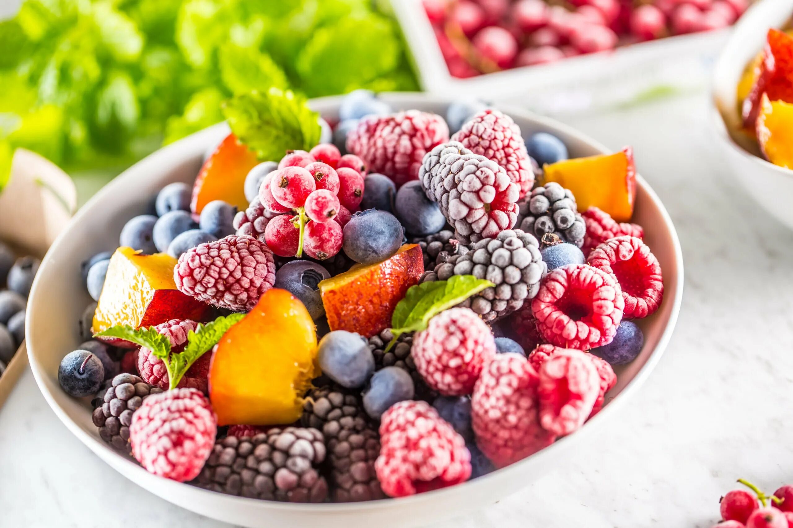 Freezing fruits. Замороженные овощи и фрукты. Замороженные фрукты и ягоды. Заморозка ягод. Мороженые фрукты.
