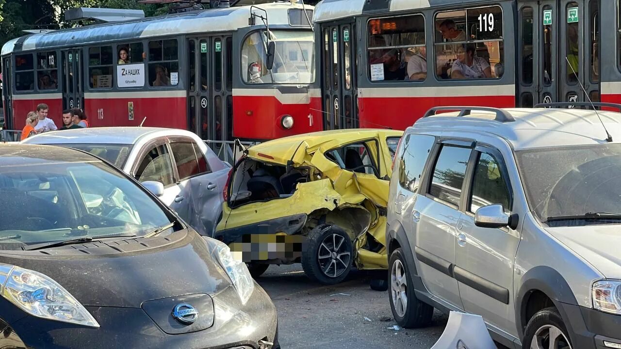 Трамвай краснодар аварии. Авария краснодарская улица. Дтп на индустриальной краснодар. Авария в краснодаре на московской улице. Дтп краснодар московская.