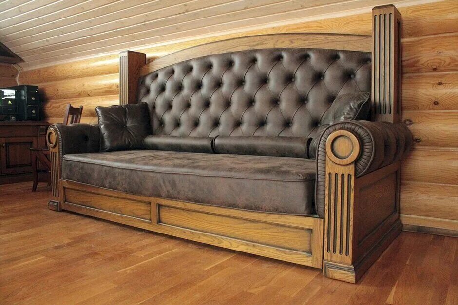 Диван Честер с деревянными подлокотниками. Диван Викинг Белоруссия. Деревянный диван из массива. Диван с деревянной отделкой.