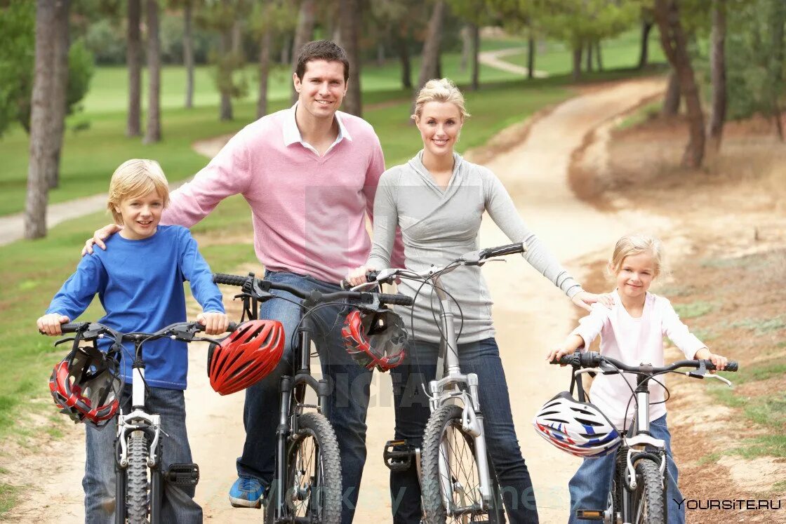 Большая спортивная семья. Велосипеды для всей семьи. Велопрогулки семьей. Семья на велосипедах. Прогулка на велосипеде семья.