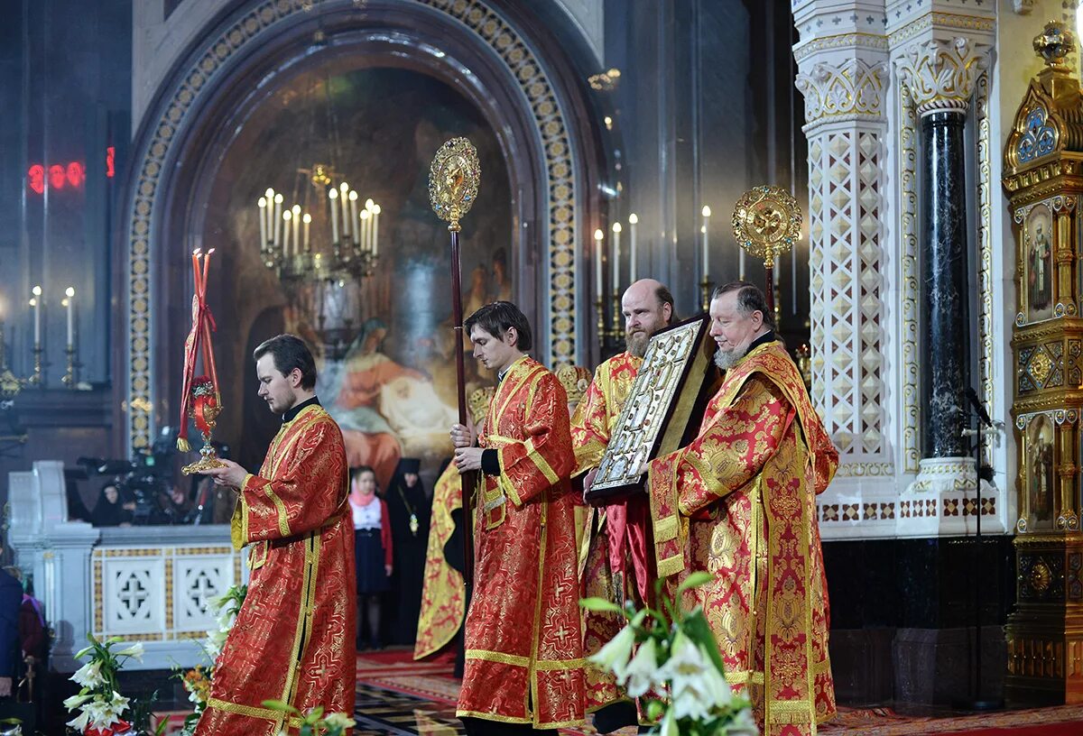великая вечерня рождества христова. патриарх кирилл в храме христа спасителя. великая вечерня храм христа спасителя. рождественское богослужение 2022 в храме христа спасителя. вечерня фото.