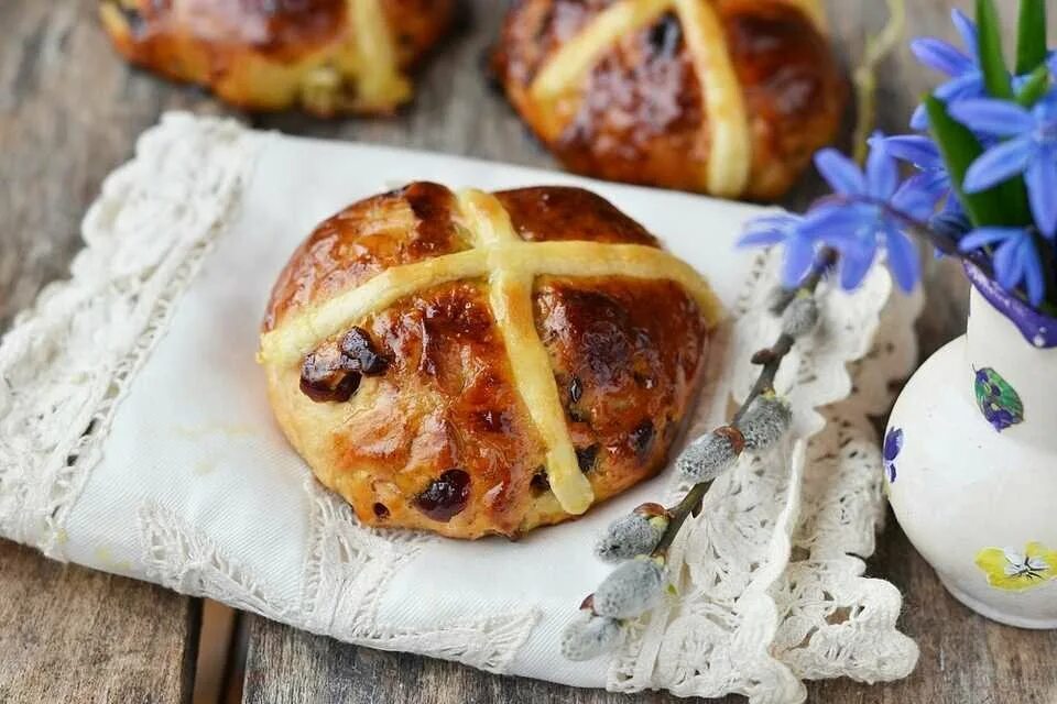 Крестовые булочки hot Cross buns. Hot Cross buns в Великобритании. Hot Cross buns церемония. Крестовые булочки в Англии на Пасху. Праздник булочки