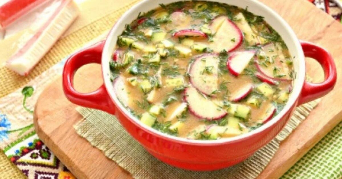 Окрошка с крабом. Окрошка с крабовыми палочками. окрошка из краба. окрошка с кукурузой и крабовыми палочками.