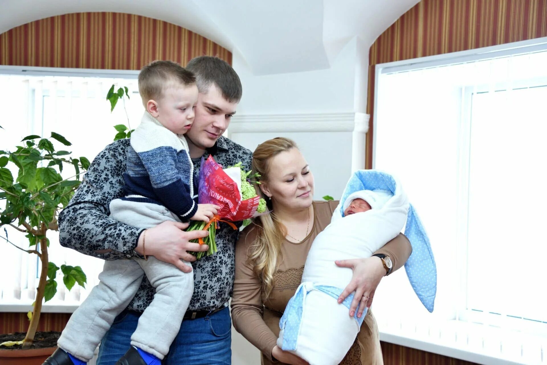 Выписка из роддома. Выписка из роддома зимой фотосессия. Выписка с роддома фотосессия. Выписка новорожденного из роддома.