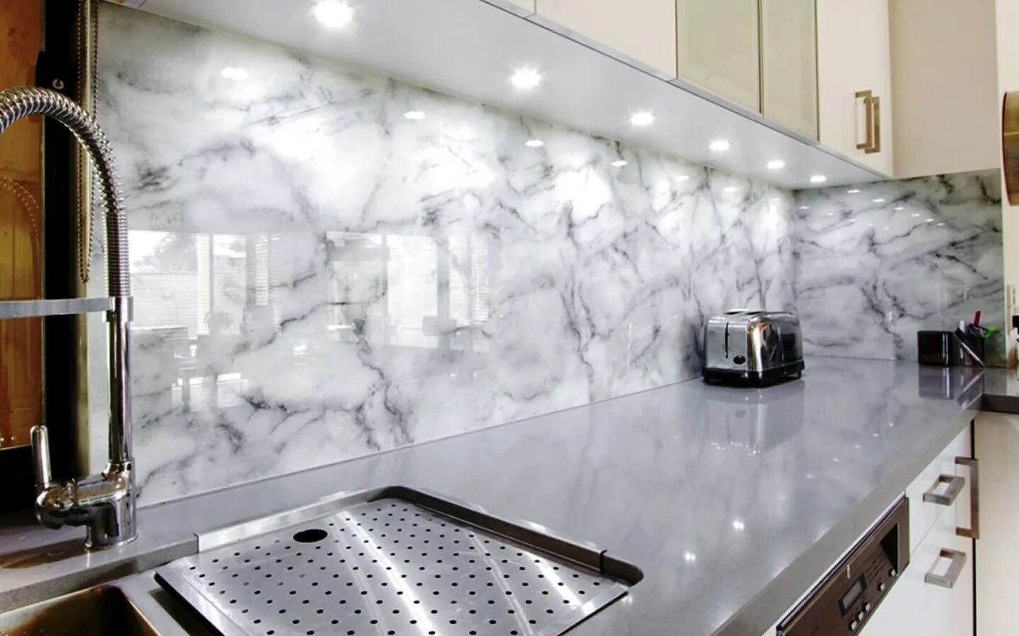Какую стеновую панель выбрать. Плитка backsplash мрамор. стеклянный кухонный фартук. стеклянная панель для кухни. фартук для кухни под мрамор.