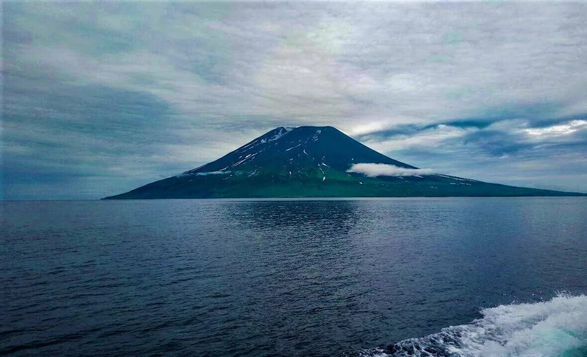 Символ кунашира 4 буквы. Остров Атласова вулкан Алаид. Курилы остров Атласова. Вулкан Алаид Курилы. Камчатка острову Атласова.