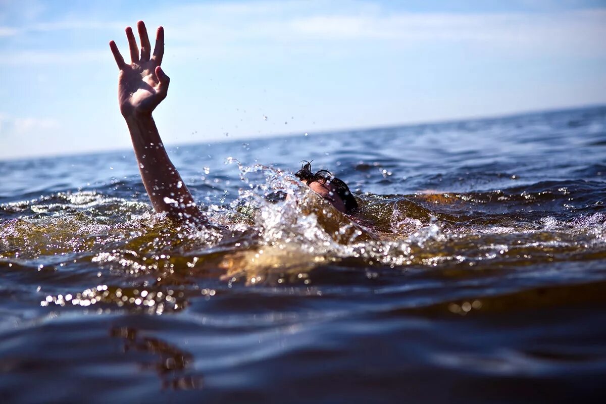 Спаслись в море. Тонущий человек. Человек тонет в воде. Тонет в море. Человек тонет в море.