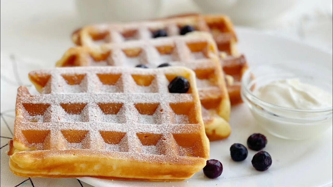 Вафли видео. Мягкие вафли домашние. Вафли. Венские вафли с творогом. Печенье вафельное в вафельнице.