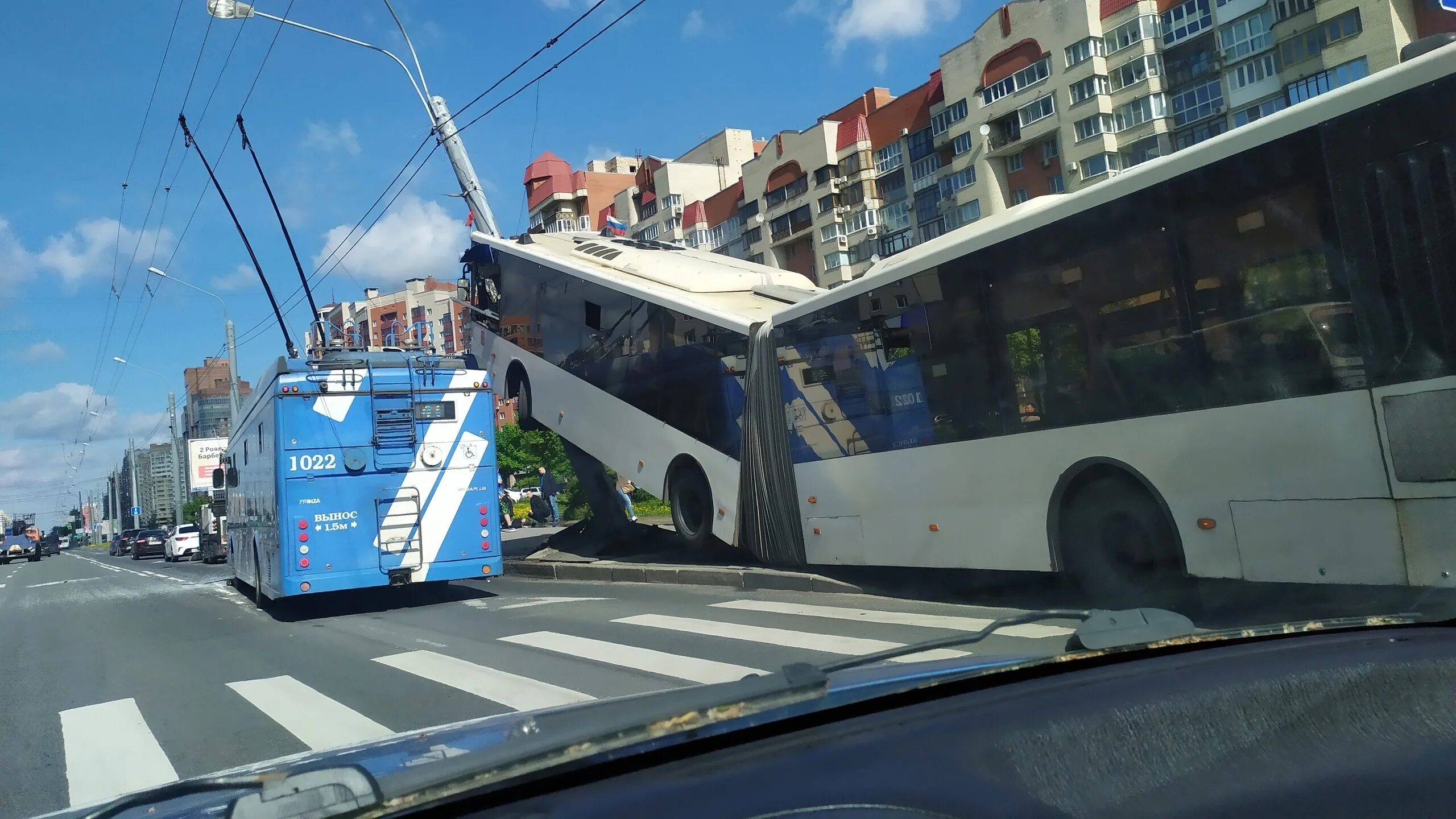 Автобус в питере в реку. Авария автобус ленинский проспект. в петербурге автобус врезался в столб. спб автобус ленинский проспект авария.