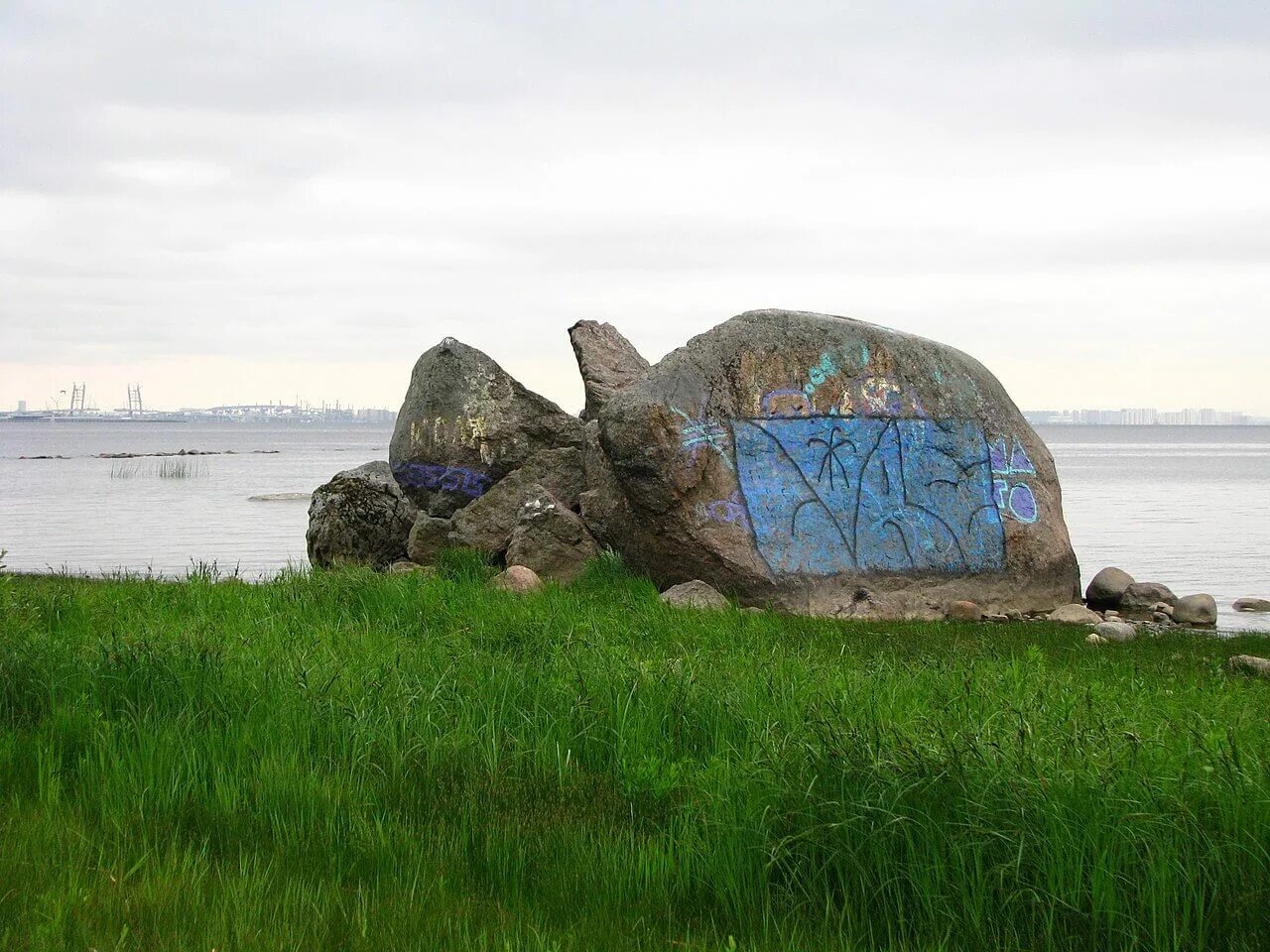 Ольгинский валун. Камень в Ольгино. Ольгинский валун на берегу финского залива. Гром камень Выборг.