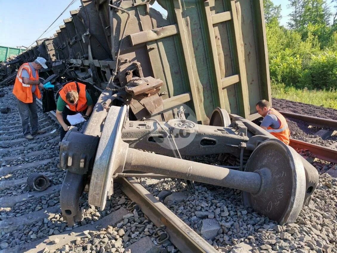 Разбили железную дорогу. Крушение поезда Щекино Лазарево. Сход вагонов Щекино Лазарево. Сходы вагонов на РЖД. Сход вагонов в Тульской области 2.08.2022.