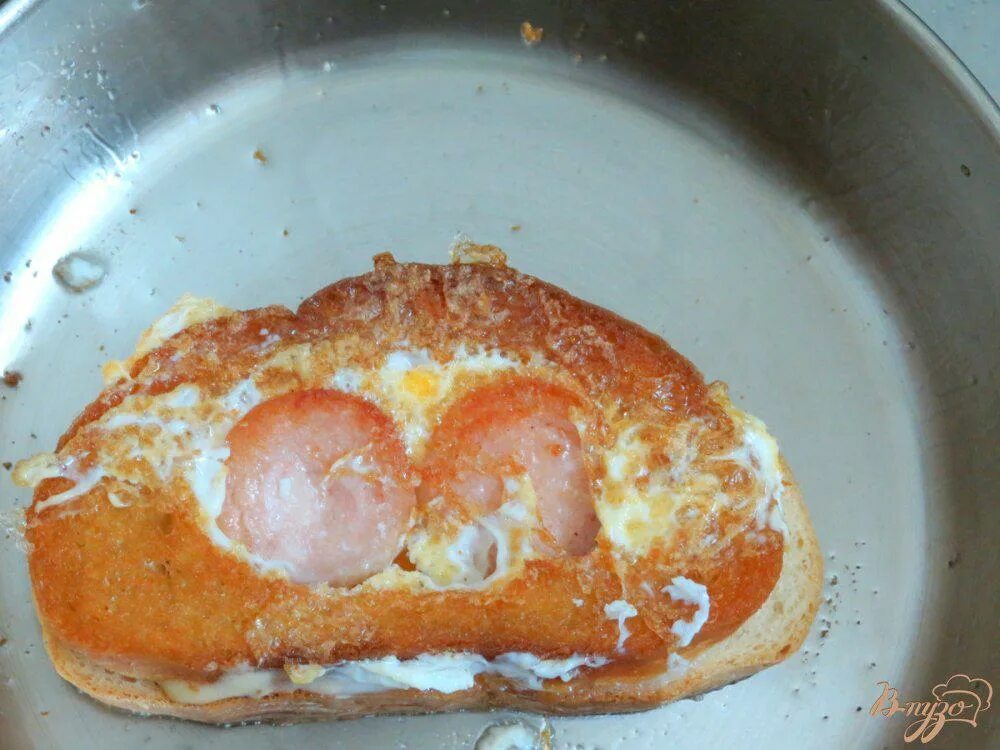 Как приготовить яйца с колбасой на сковороде. Яичница в хлебе. Яичница в хлебе с колбасой. Завтрак с яйцом и хлебом. Яичница в батоне.